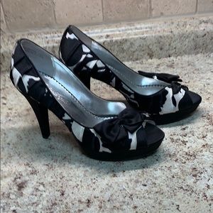 MICHAELANGELO BLACK AND WHITE STILETTOS